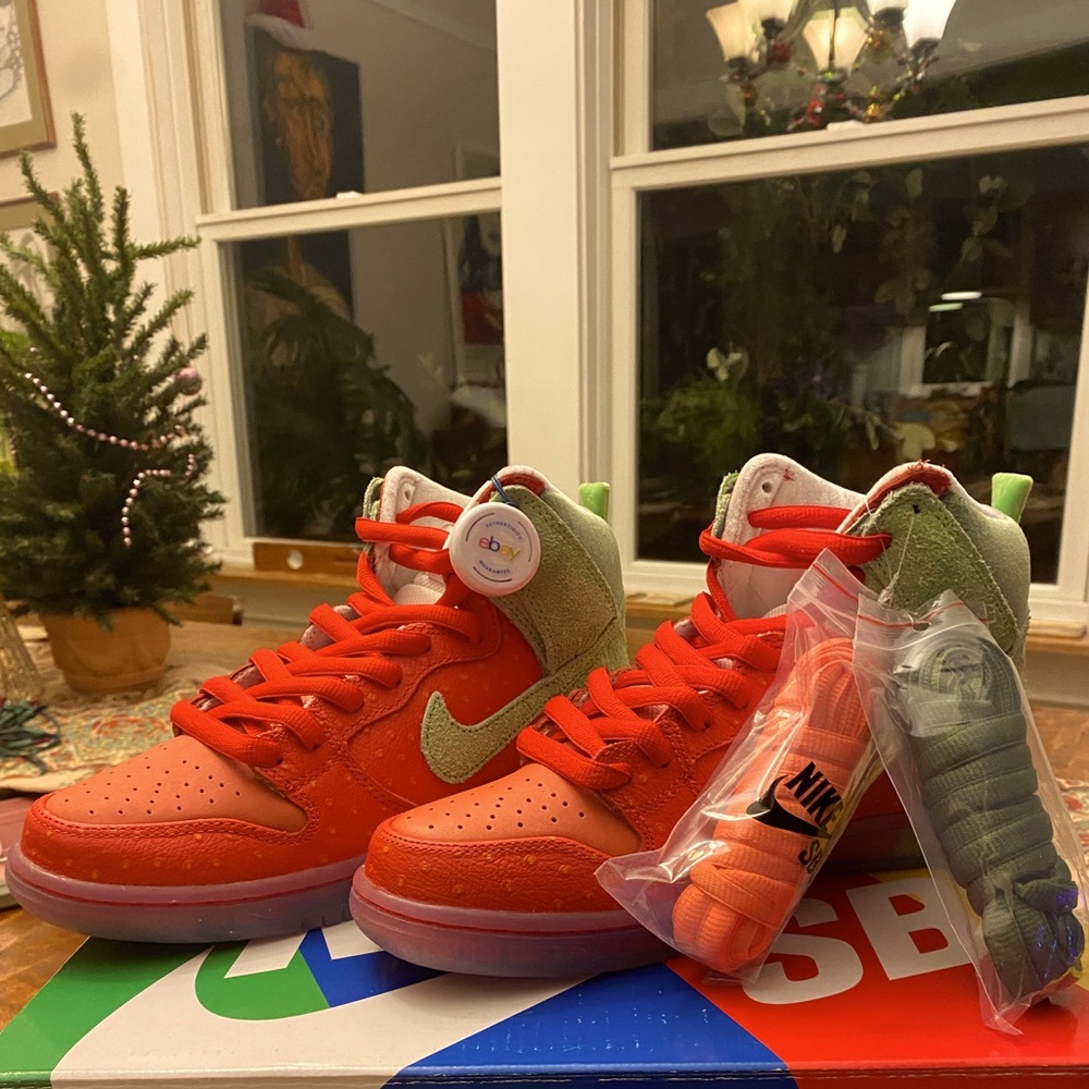 NIKE SB 420 “STRAWBERRY COUGH” DUNK HIGH.